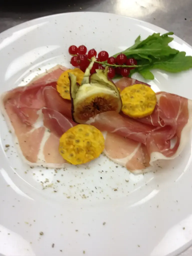 Vorspeisenteller mit Schinken, Melone und Beeren