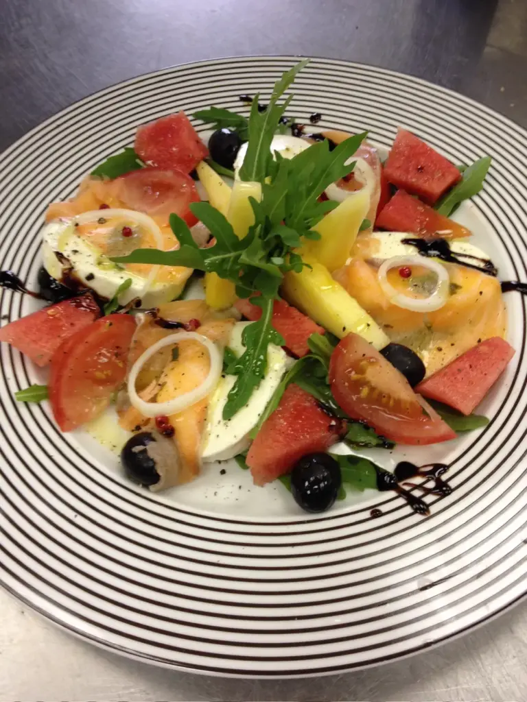 Italienischer Vorspeisenteller mit Tomaten, Mozzarella und Meeresfrüchten