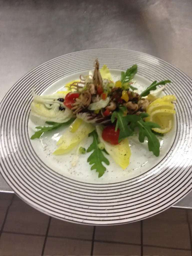 Angerichteter Salat mit Kräutern