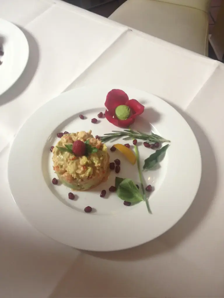 Fein angerichtete Vorspeise mit Blüten und Beeren