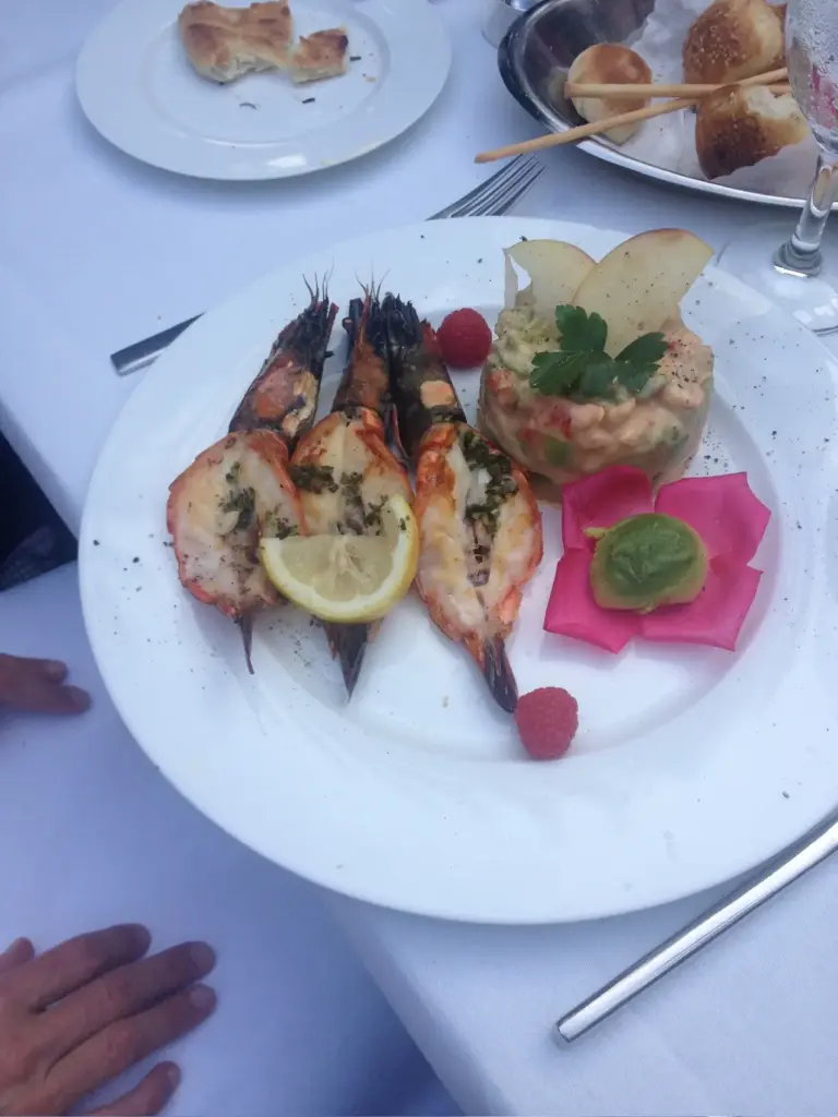 Fischgericht mit Beilagen auf einem gedeckten Tisch