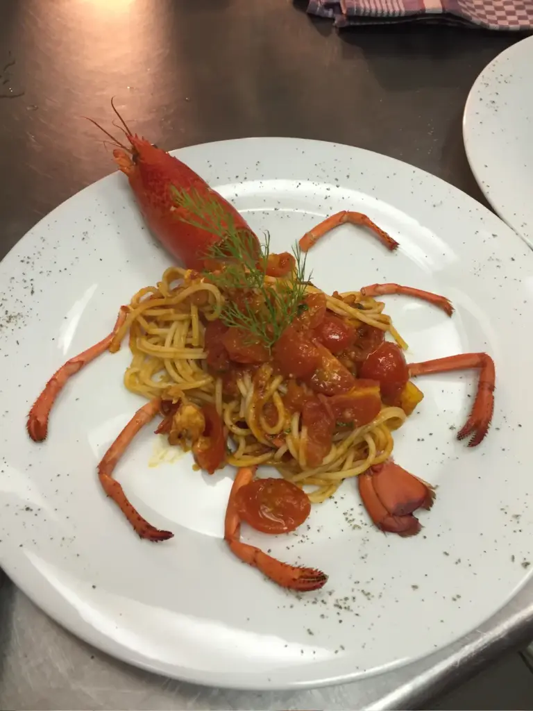 Pasta mit Tomatensauce und Garnele