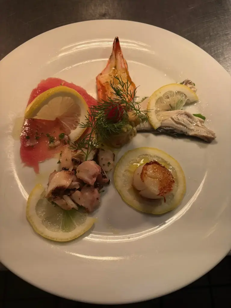 Gemischter Vorspeisenteller mit Meeresfrüchten