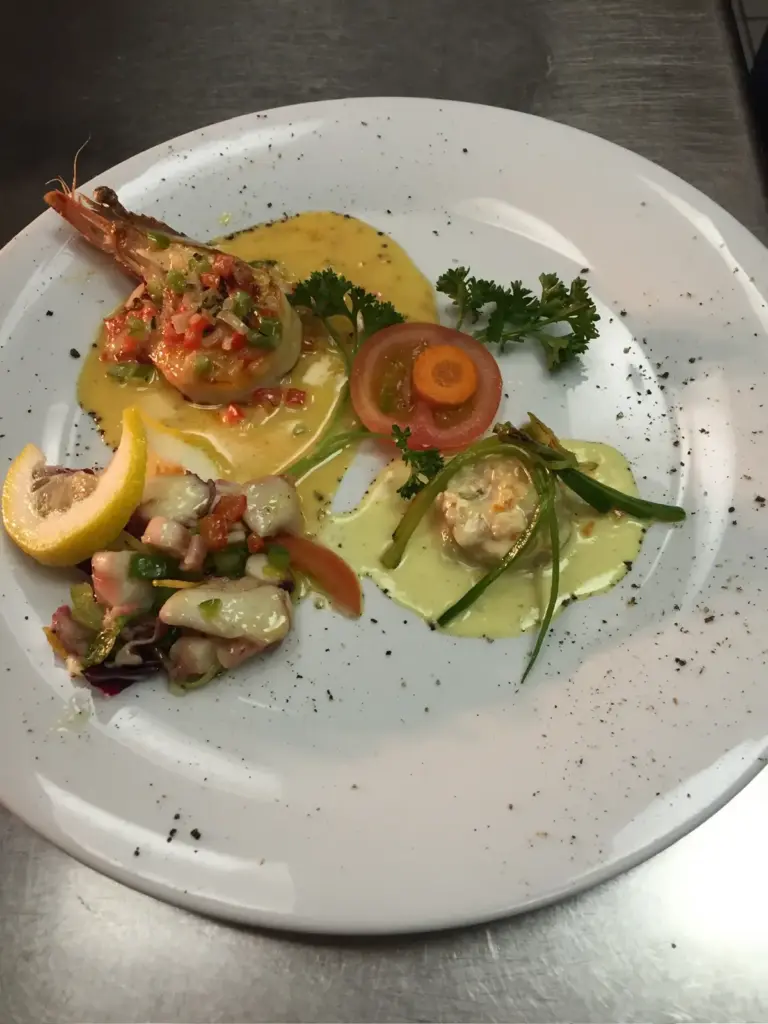 Fischfilet mit Gemüse und Zitrone