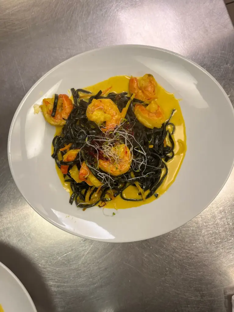 Schwarze Pasta mit Meeresfrüchten
