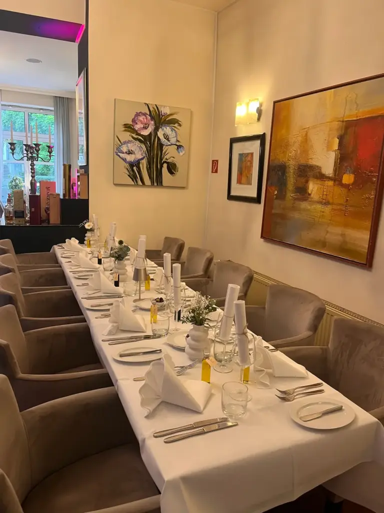 Festlich gedeckter Tisch an der Fensterfront