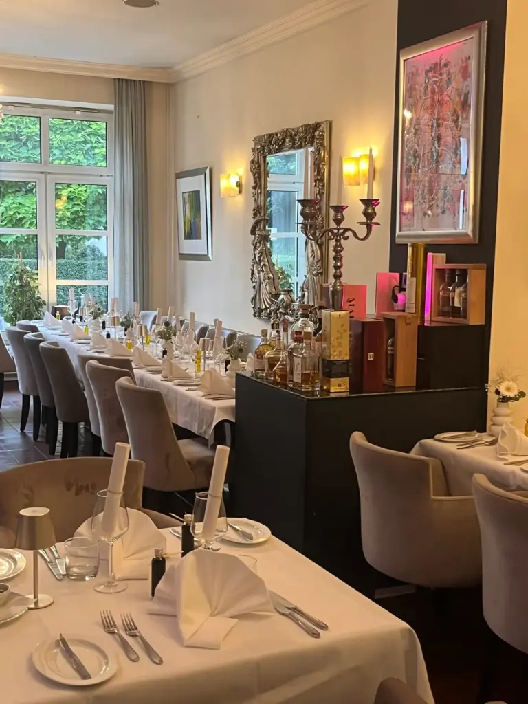 Langer gedeckter Tisch im Gastraum