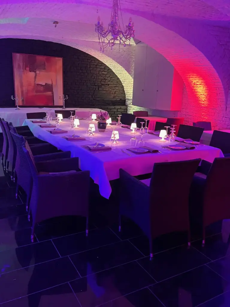 Lange gedeckte Tafel im Gewölbekeller