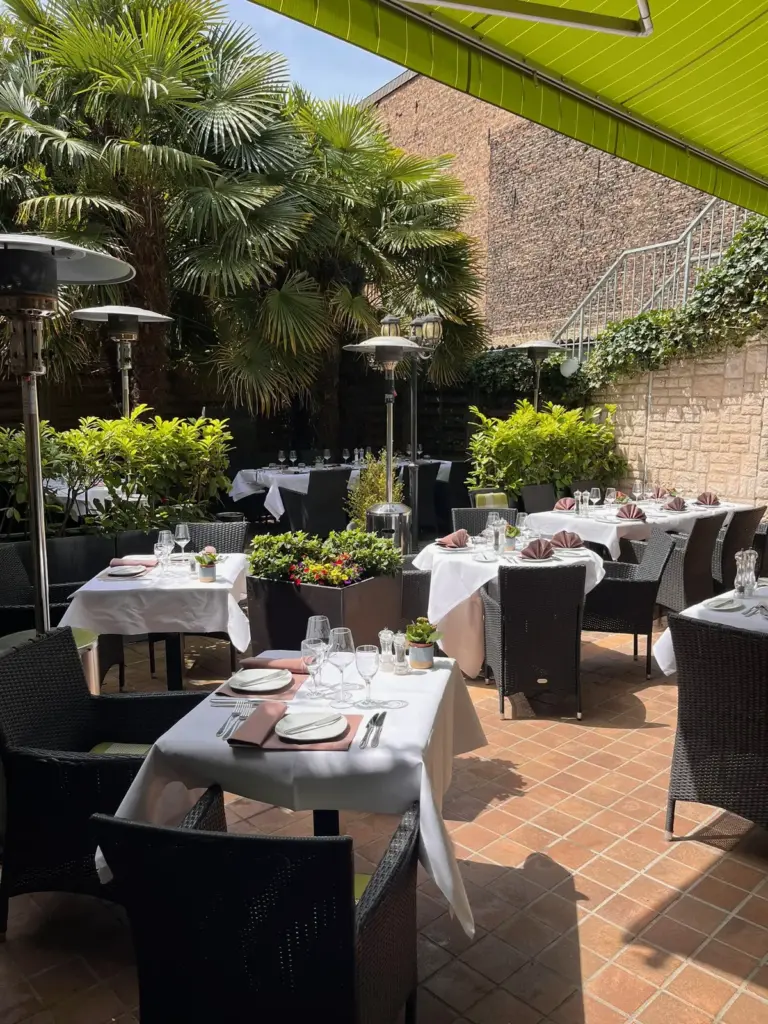 Gedeckte Terrasse im Innenhof des Sale e Pepe